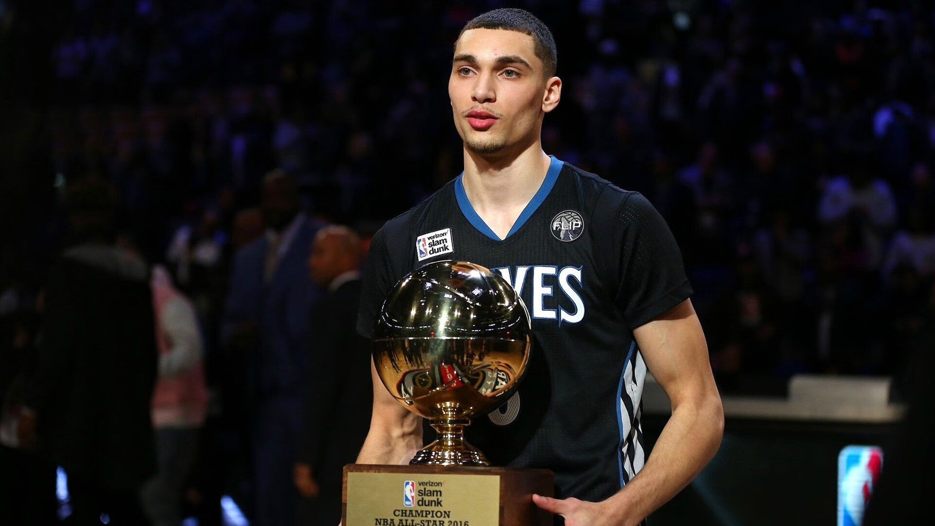 体育综合体深夜联赛 篮球、羽毛球场地营业至凌晨仍爆满